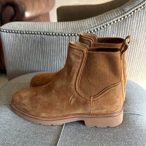 Vince Women's Rue Tan Suede Chelsea Lug Boots